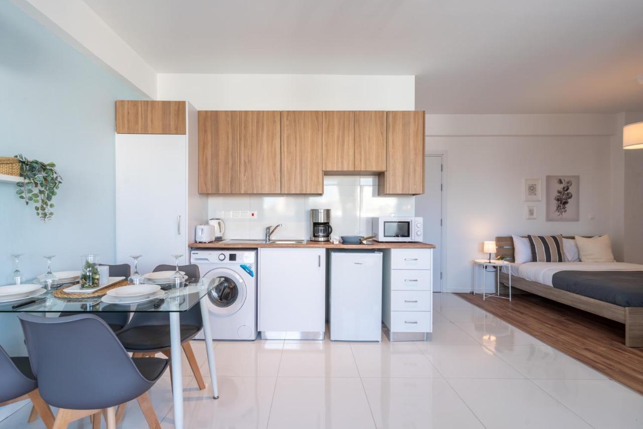 Livia Studio Apartment In Larnaca Exteriör bild