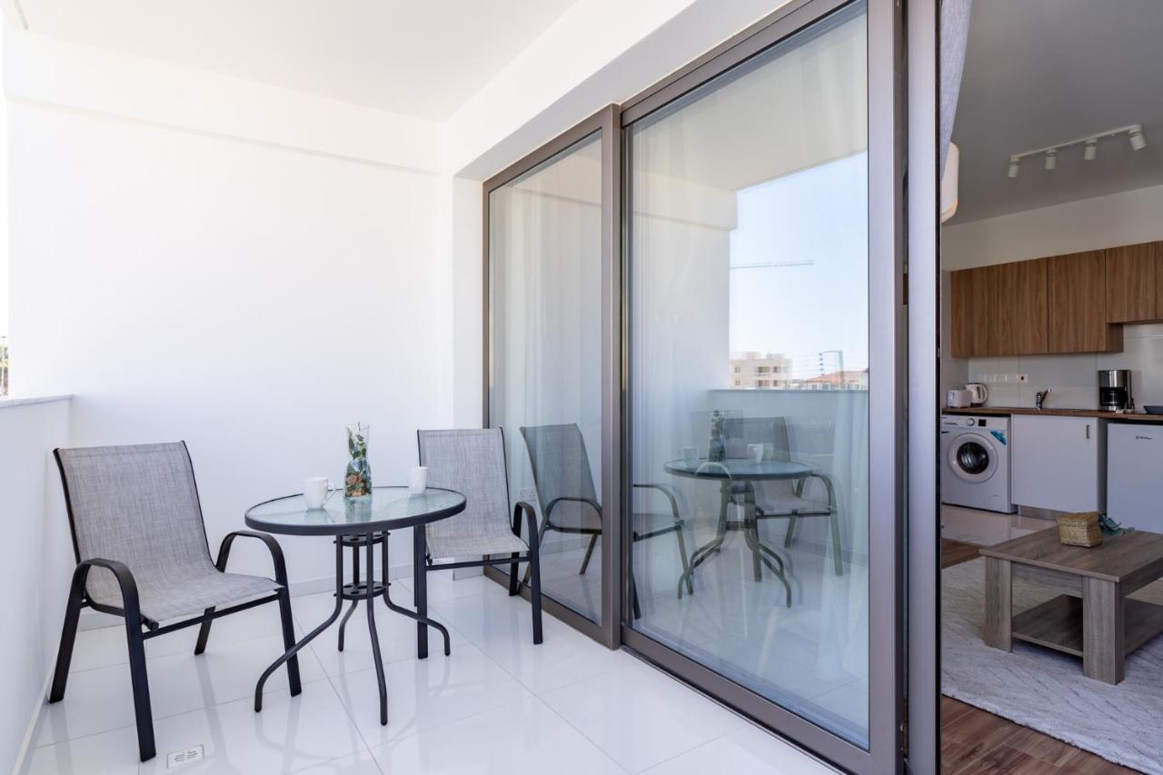 Livia Studio Apartment In Larnaca Exteriör bild